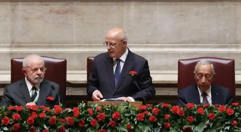 Santos Silva nega ter criticado IL e condena divulgação de conversa informal&nbsp;