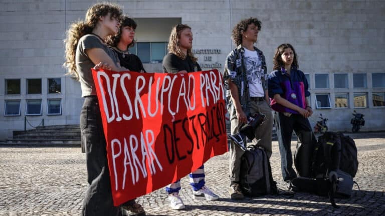 Estudantes que ocupam escolas prometem endurecer protestos na próxima semana&nbsp;