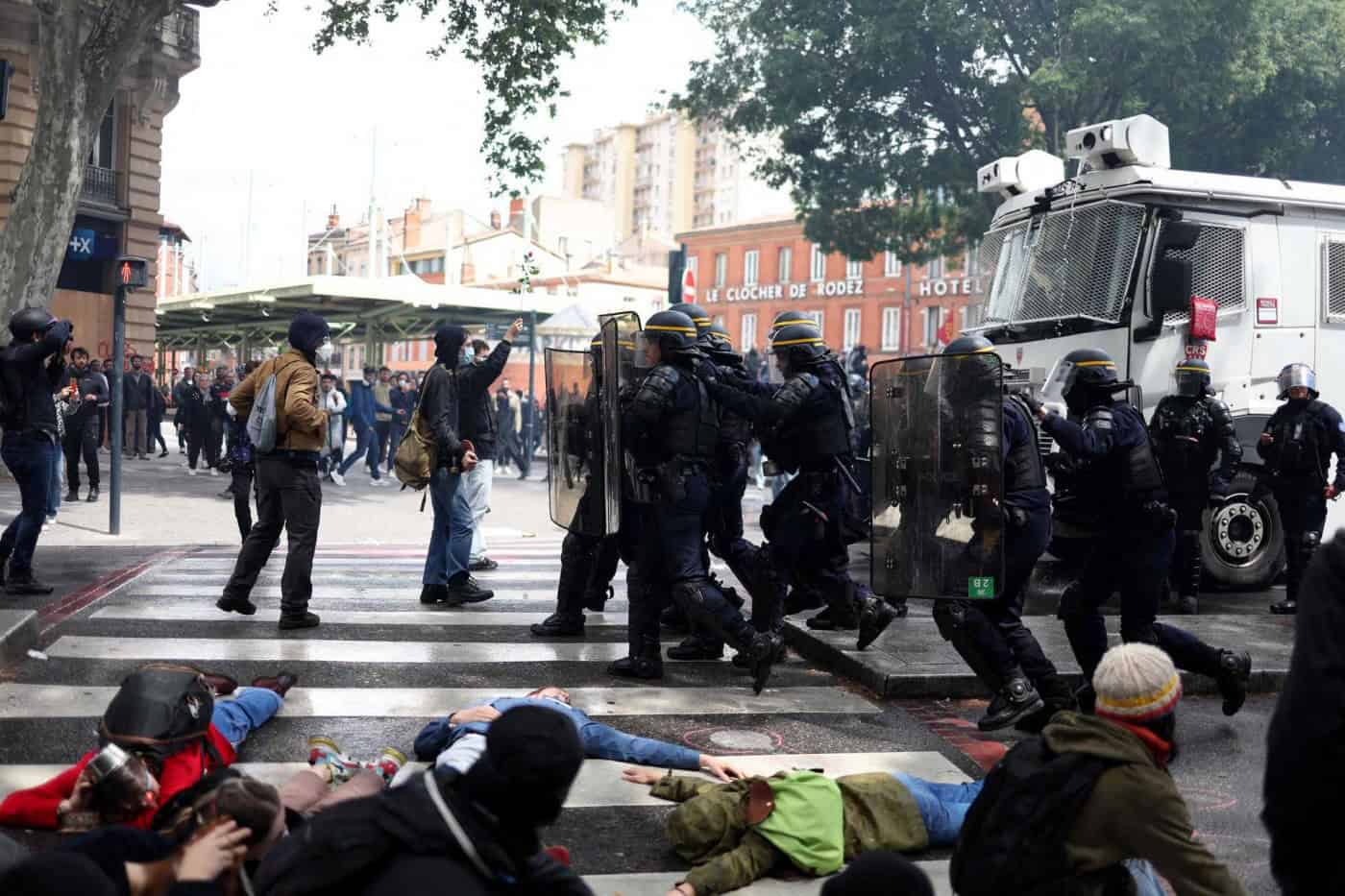 Milhares de pessoas voltam às ruas francesas contra aumento da idade de reforma
