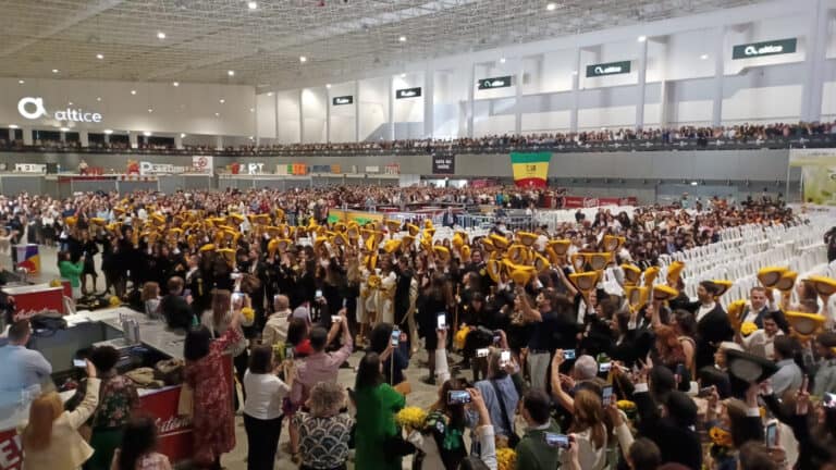 Lágrimas, cânticos e muita festa. Cerca de 2 mil estudantes terminam capítulo na UMinho