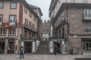 Estudante da UMinho recria muralha de Guimarães e reflete sobre os muros de hoje