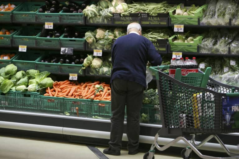 Apoio de 30 euros para alimentação dos mais carenciados prolongado por dois meses