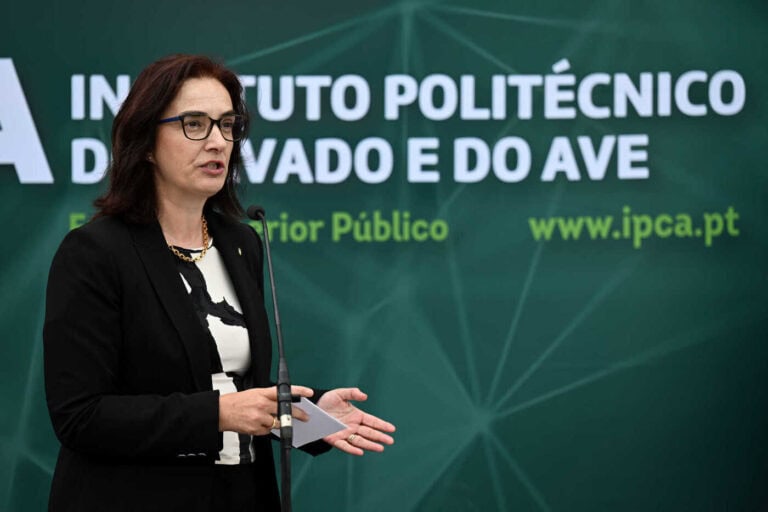 Ministra diz que sistema científico não está preparado para ser financiado apenas pelas universidades