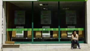 Número de desempregados inscritos nos centros de emprego cai 6% em abril 