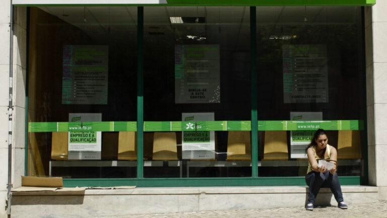 Número de desempregados inscritos nos centros de emprego cai 6% em abril&nbsp;