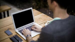 Diferenças salariais entre público e privado são maiores entre licenciados 