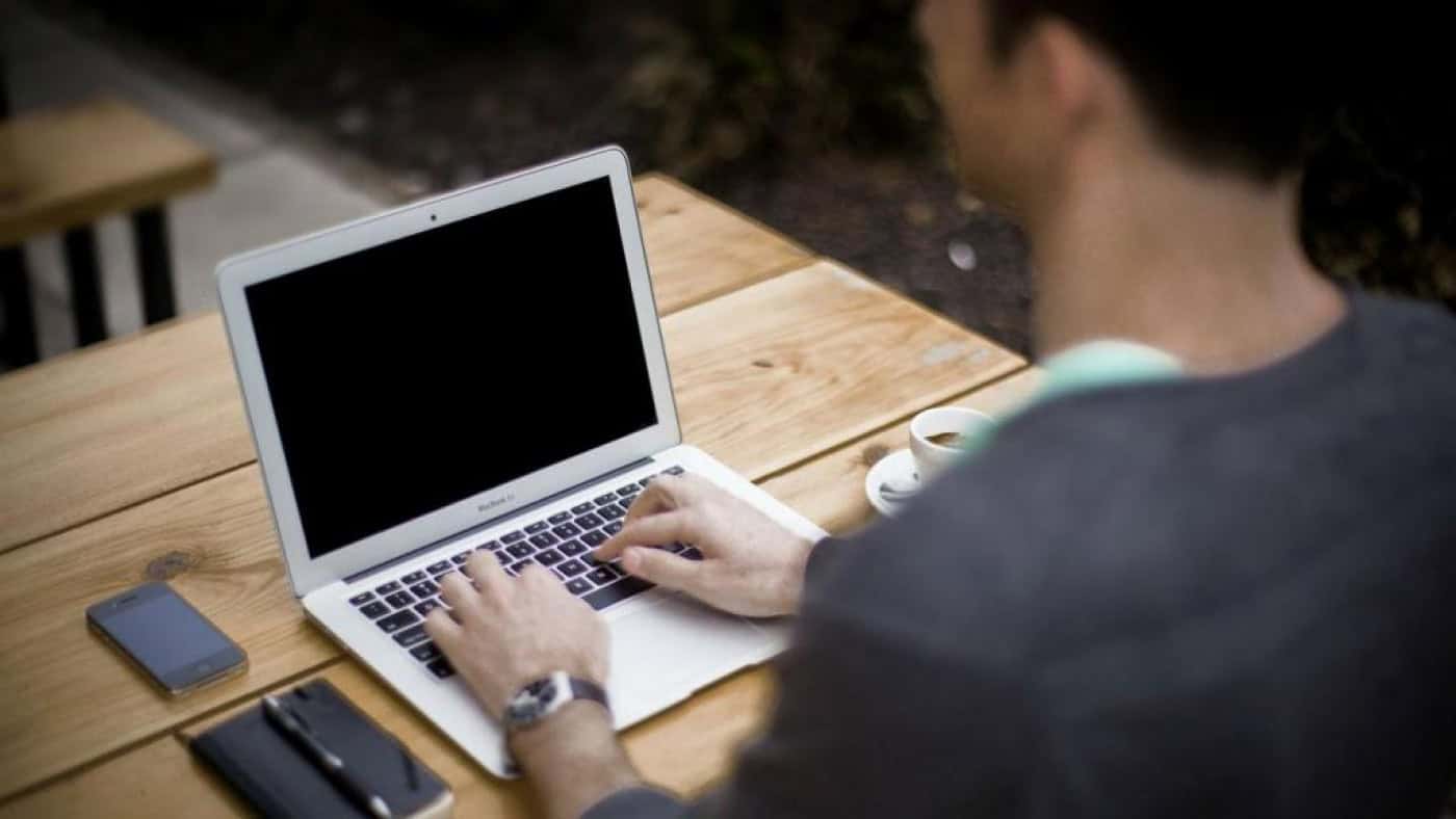 Diferenças salariais entre público e privado são maiores entre licenciados