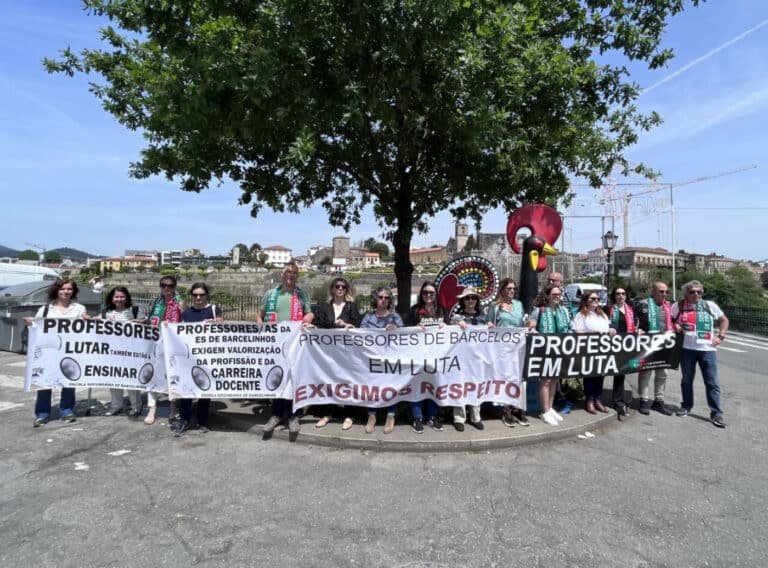 Docentes de Barcelos alertam para problemas do setor com fitas em ponte medieval