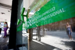 Taxa de desemprego desce em abril para 6,8% face a março