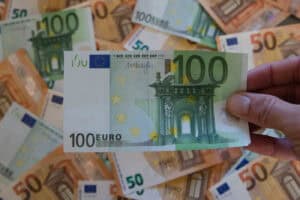 Receita fiscal aumenta 10,5% até abril para 15.625,5 ME