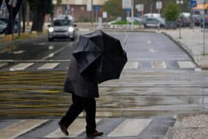 Depressão Óscar aproxima-se do continente e traz chuva forte e trovoada