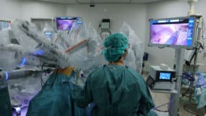 Incentivos a cirurgias permitem recordes em 2023, mas 30% ainda são tratados fora de tempo&nbsp;