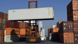 Exportações e importações caem quase 4% e 6% em abril pela 1.ª vez desde 2021