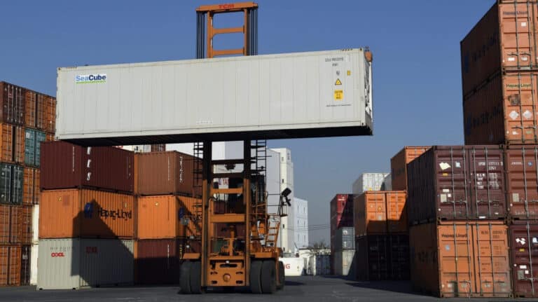 Exportações e importações caem quase 4% e 6% em abril pela 1.ª vez desde 2021