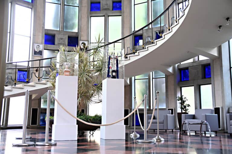 Taças conquistadas pelo FC Famalicão expostas nos Paços do Concelho