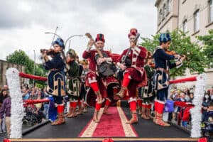 Depois da grande noitada, sai à rua o cortejo sanjoanino