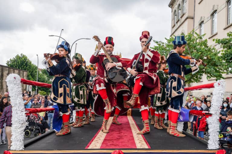 Depois da grande noitada, sai à rua o cortejo sanjoanino
