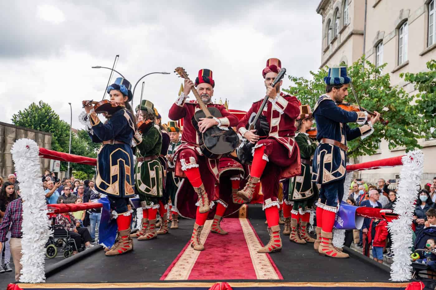 Depois da grande noitada, sai à rua o cortejo sanjoanino