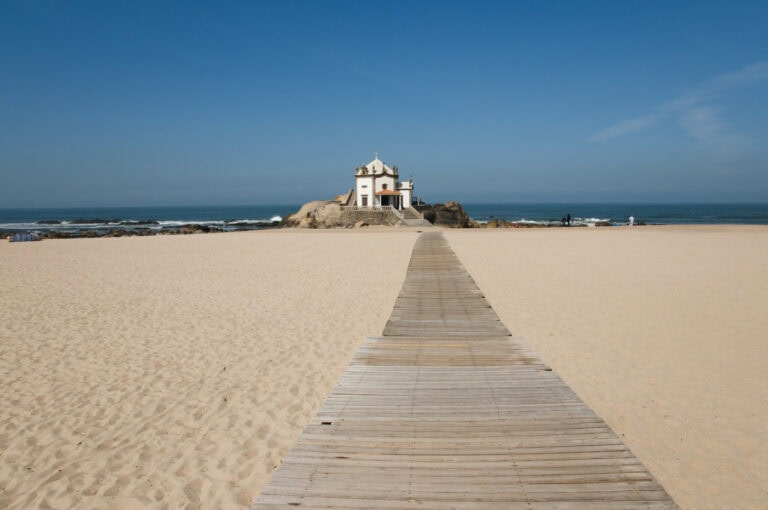 Aumento de bactérias marinhas nas praias coloca em perigo a saúde pública