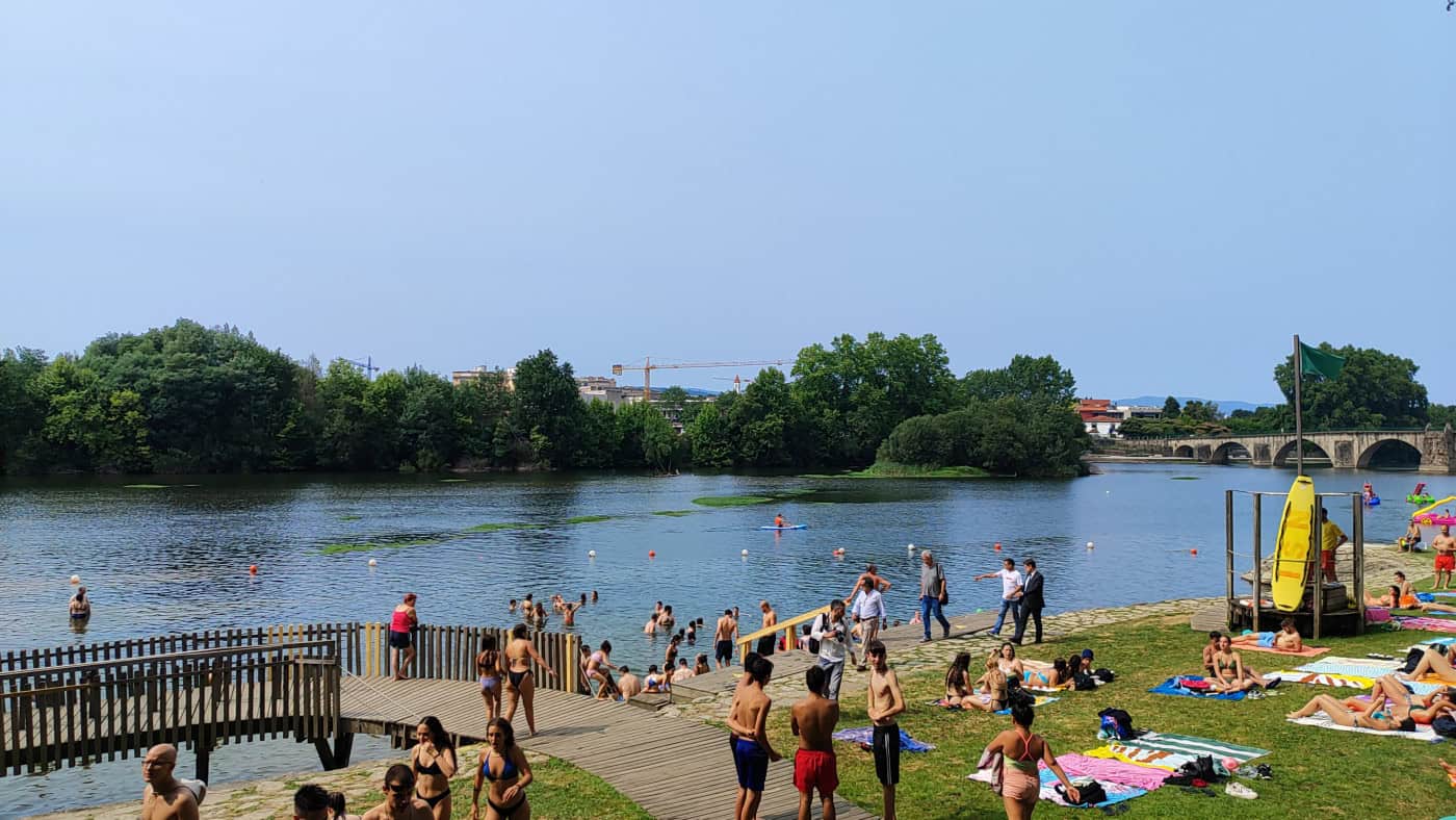 Bandeira azul na Praia Fluvial de Merelim São Paio hasteada pela primeira vez