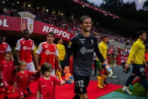 Guarda-redes Tiago Sá renova até 2027 pelo Sporting de Braga