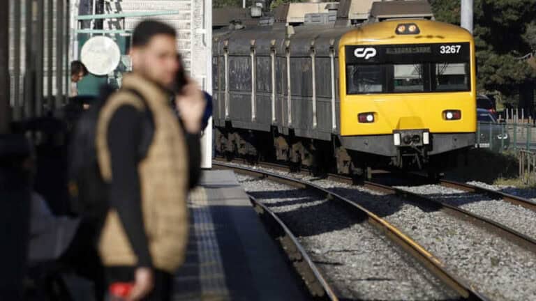 Bilheteiras e gabinetes de apoio da CP em greve. Empresa alerta para "perturbações"