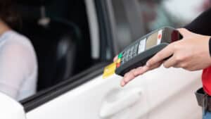 Preços dos combustíveis descem dois cêntimos segunda-feira