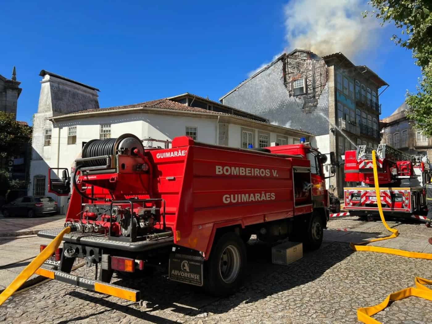 Incêndio deflagra em edifício no centro histórico de Guimarães
