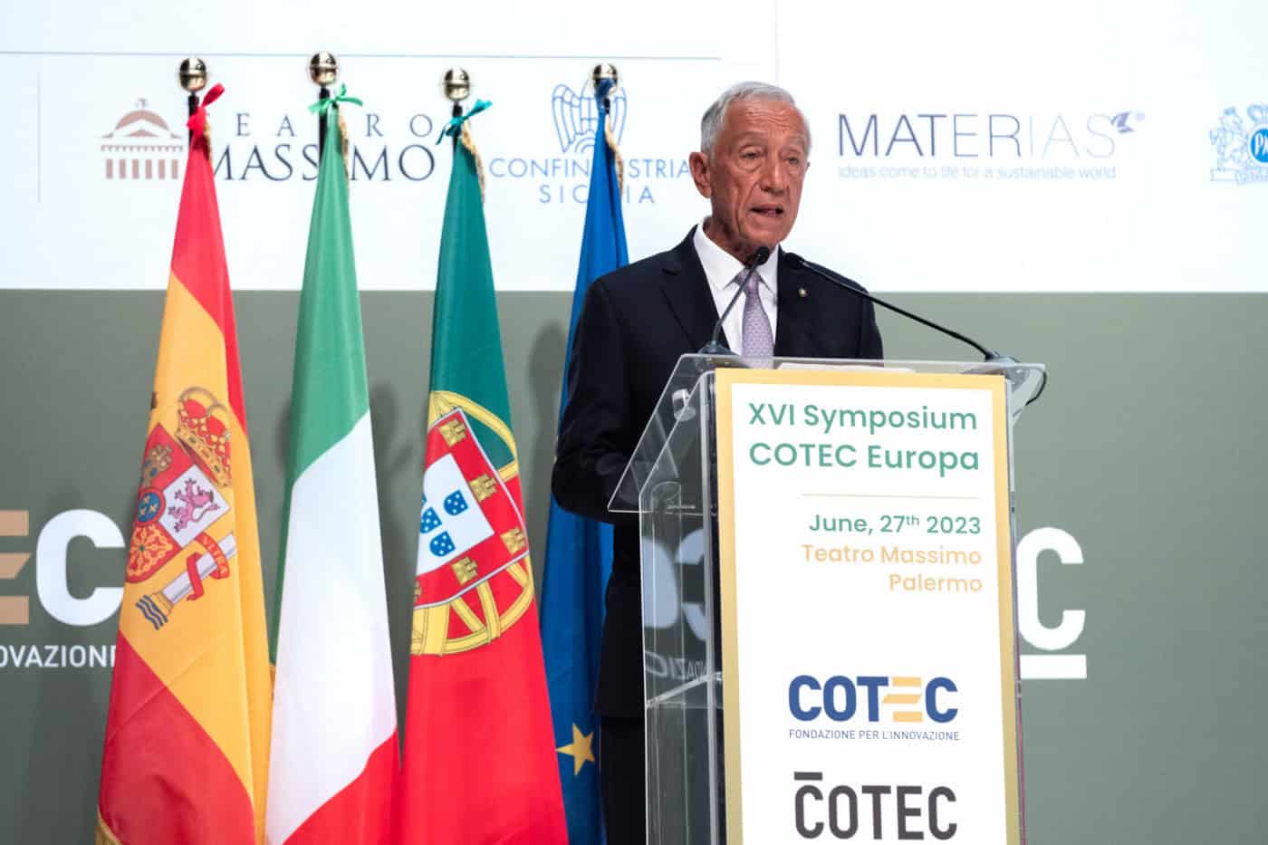 Presidente da República desmaia em visita a faculdade