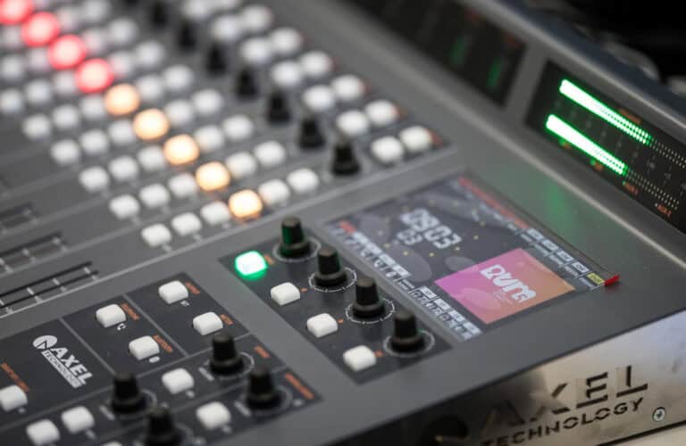 Ministro da Cultura propôs fixar quota de música portuguesa na rádio em 30% até nova lei