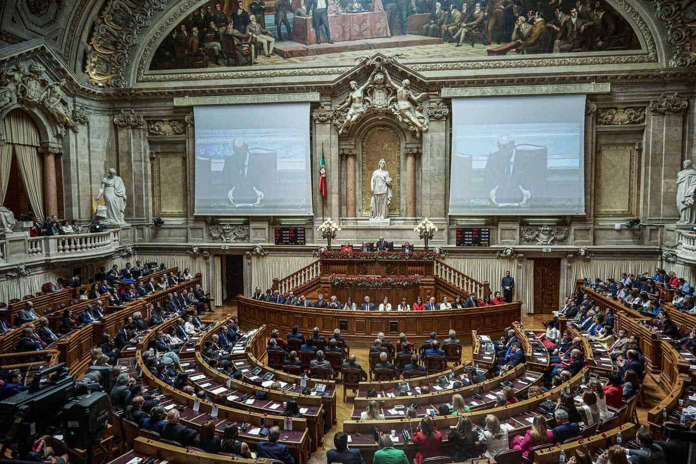 Parlamento recomenda que ensino superior crie códigos de conduta contra assédio