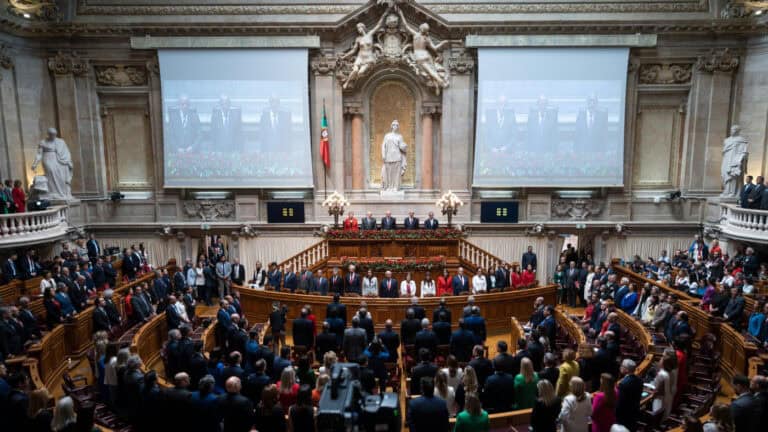 Maioria reprova o estado da nação, mas não encontra alternativa ao Governo até 2026