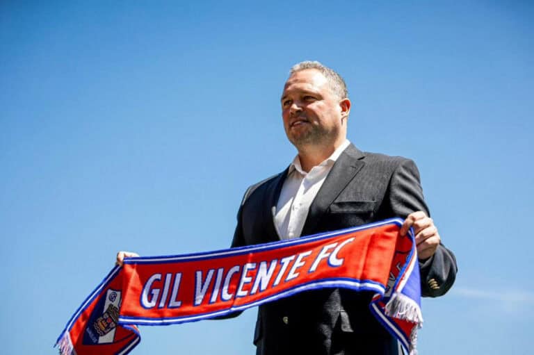 “É uma fase de indefinições, mas vamos encarar a estreia com a máxima seriedade”