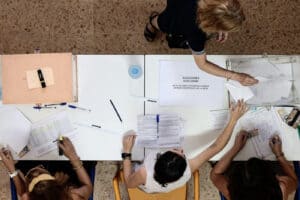 Sondagens dão vitória ao Partido Popular e maioria absoluta com VOX