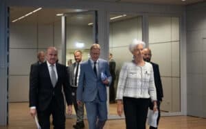 BCE sobe juros na Zona Euro em mais 25 pontos e deixa futuro em aberto 