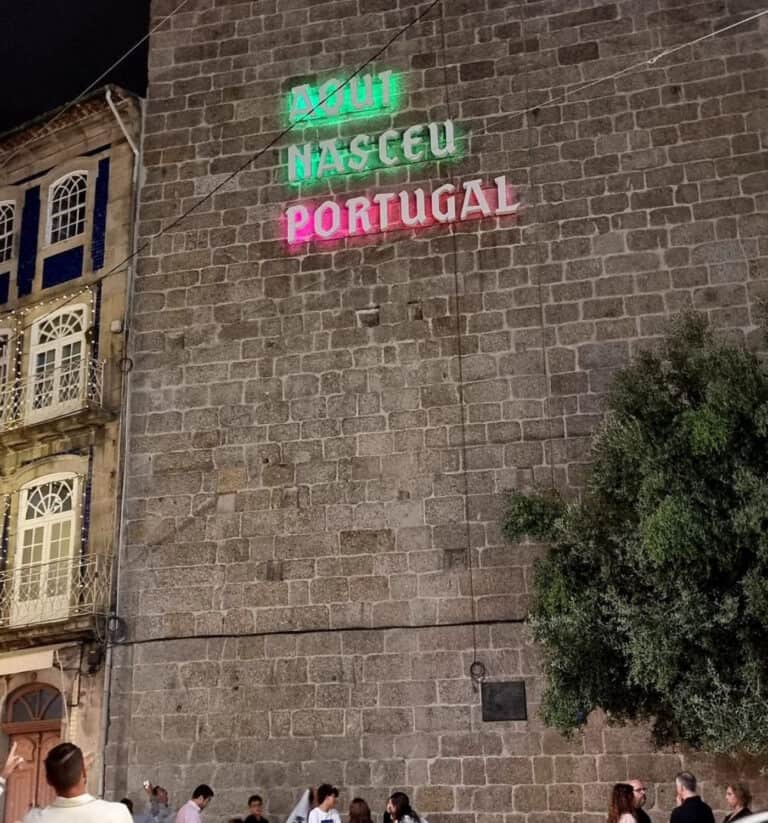 Iluminação na Muralha de Guimarães gera indignação