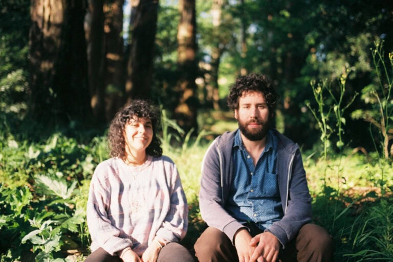 Arianna e Kauê no Theatro Circo para apresentarem “música folk de um lugar que não existe”