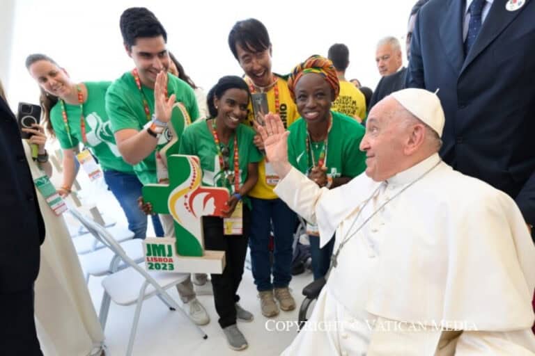 Papa pede a jovens que não tenham medo