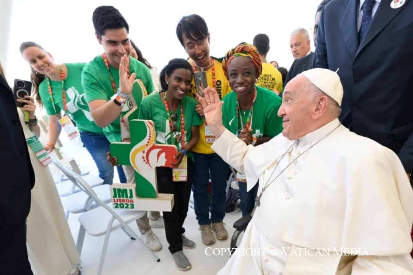 Papa pede a jovens que não tenham medo