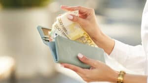 Salário médio sobe 2,4% em termos reais no segundo trimestre&nbsp;