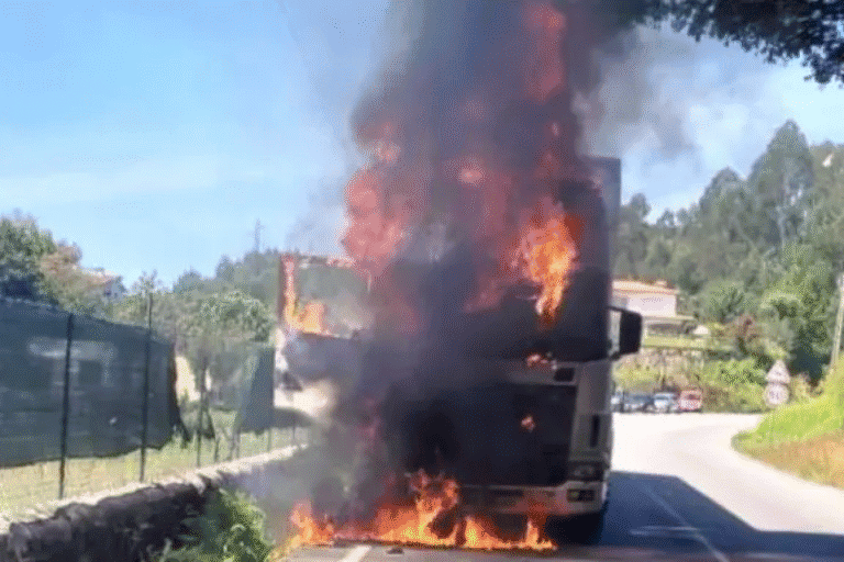 Nacional 103 cortada ao trânsito após incêndio de camião