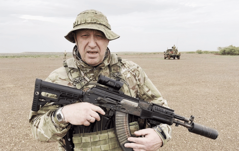 Prigozhin na lista de passageiros. Avião cai na Rússia, matando todos os ocupantes