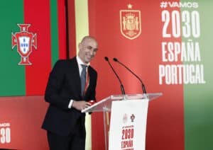 Presidente da Federação espanhola não se demite após beijo polémico a jogadora 
