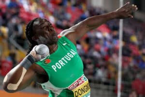 Auriol Dongmo lança para as medalhas no peso 