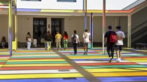 Escolas procuram professores para 400 horários ainda vazios