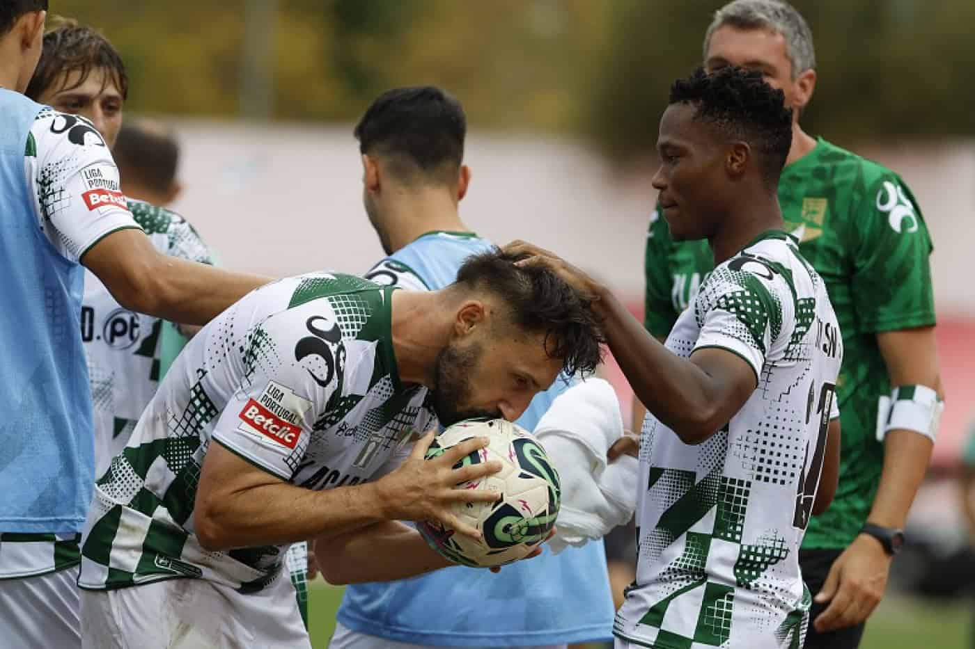 Golos a abrir e a fechar ditam primeira vitória do Moreirense