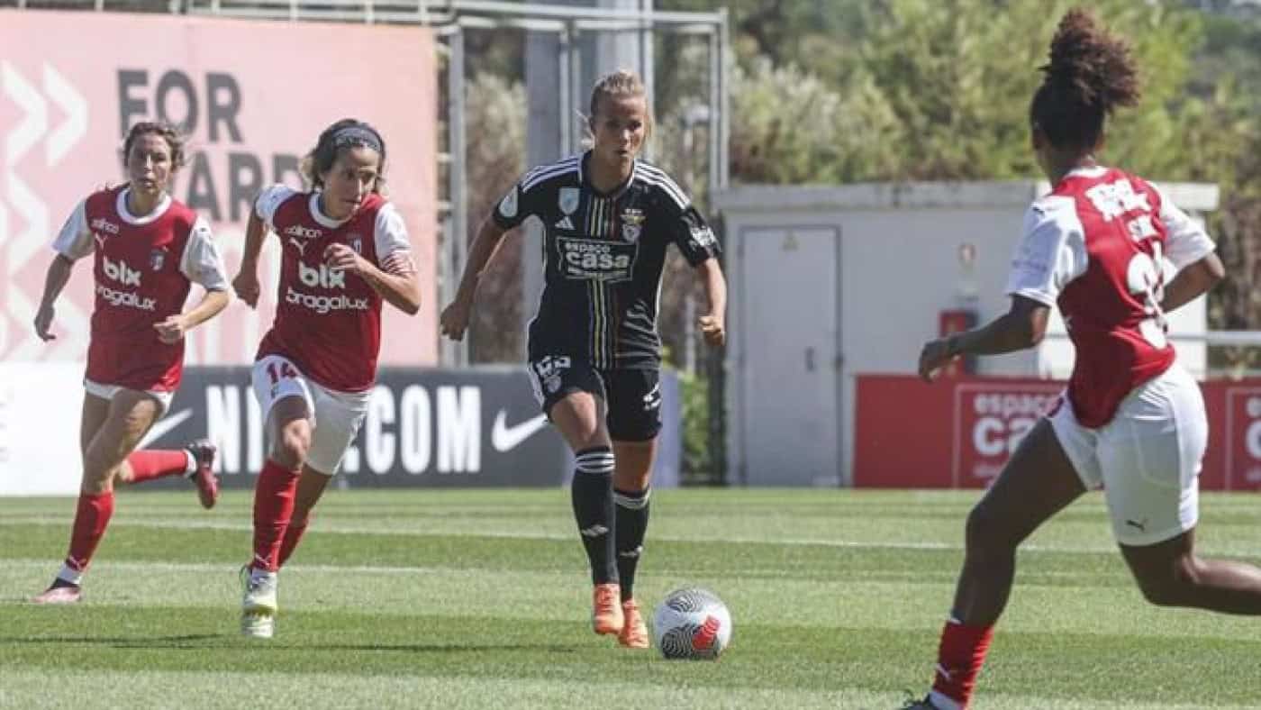 Futebol Feminino Treinador do Benfica que empurrou guarda-redes do SC Braga suspenso&nbsp;