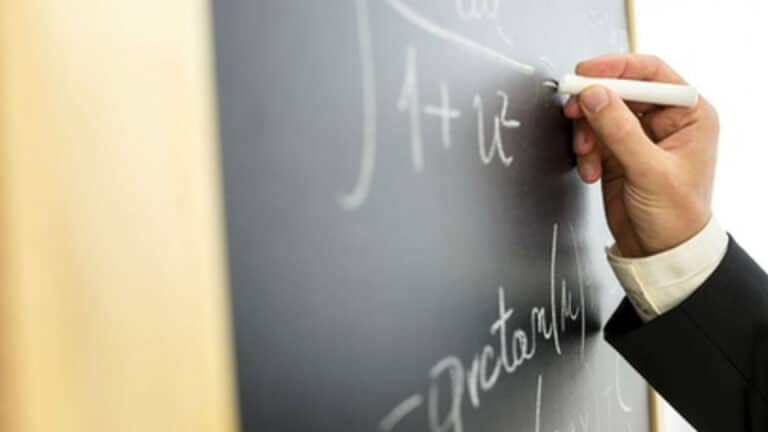 Início do ano letivo. Há 100 mil alunos ainda sem professor