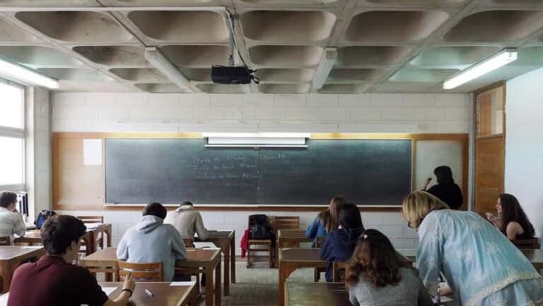Ano letivo arranca a partir de hoje, mas continuam a faltar professores