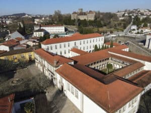 CM de Guimarães apoia universitários carenciados com bolsas de estudo